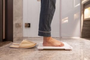 A woman measure her weight